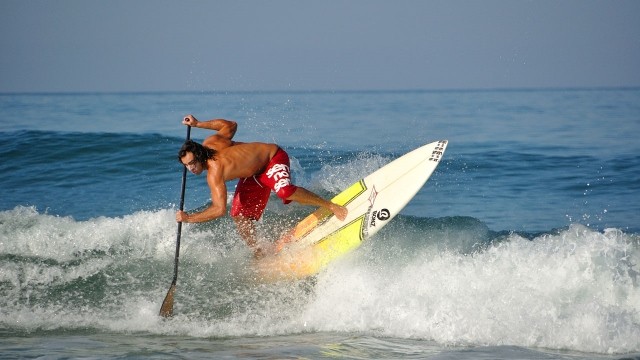 1280px-Jrmy-Massire_stand-up-paddle_biscarrosse-1 640x360
